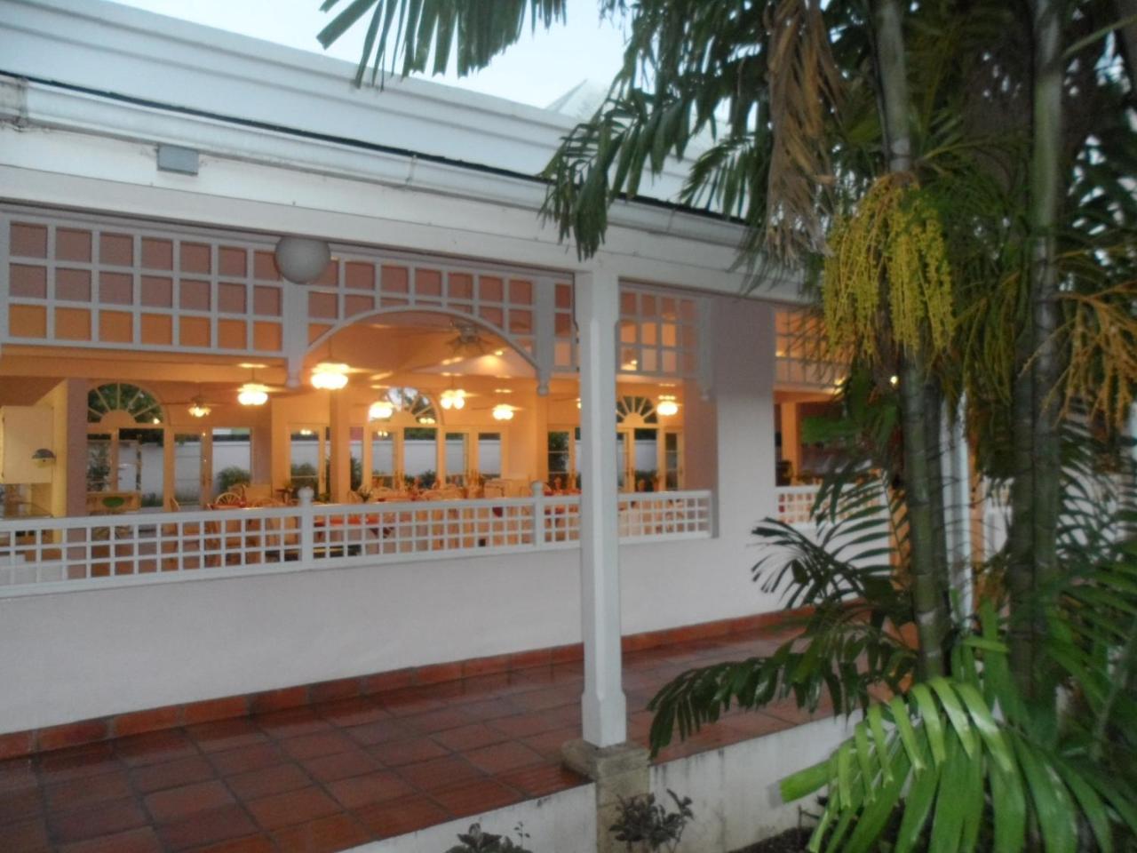Hotel Pommarine Bridgetown Bagian luar foto